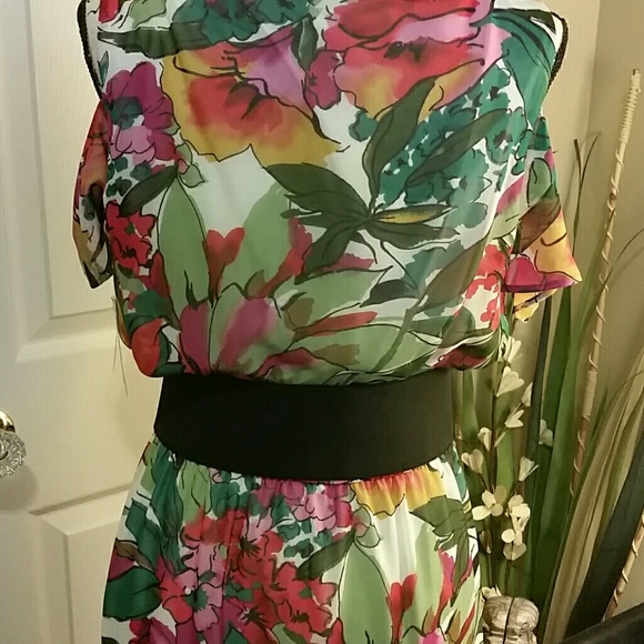 Beautiful Floral maxi dress - Picture 3 of 5